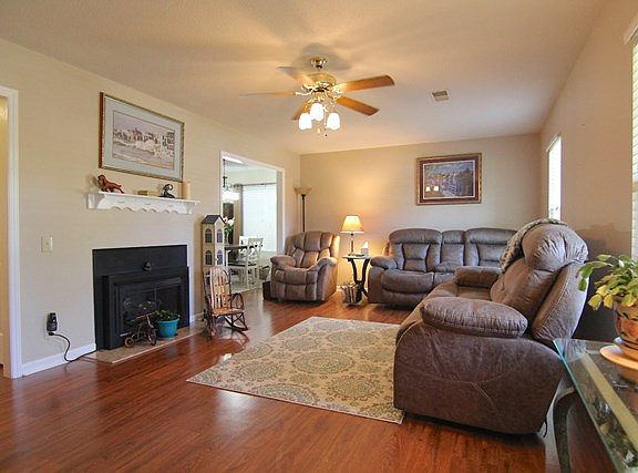 2nd image of 115 Lauren Cir