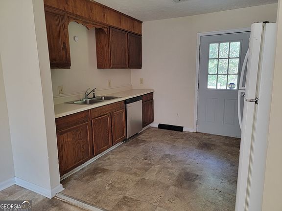3rd image of 250 Lake Dr