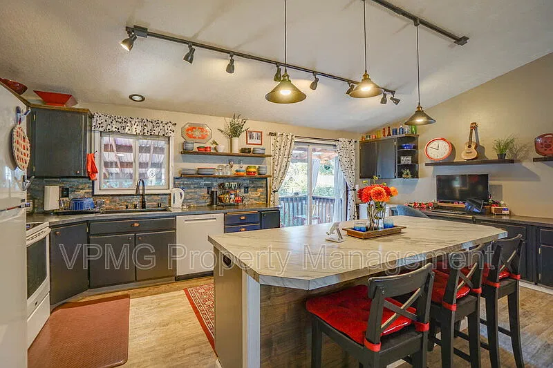 3 bed, 2.0 bath, 1547 sqft, $3,000 — Photo 4