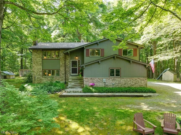 17401 Curry Ln, Chagrin Falls, OH 44023