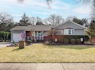12 Bluebell Ct, Garden City, NY 11530