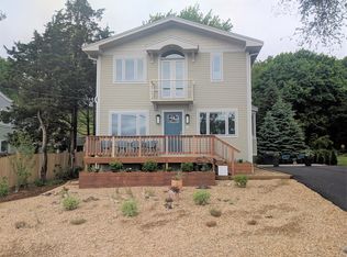 88 Little Neck Rd, Ipswich, MA 01938