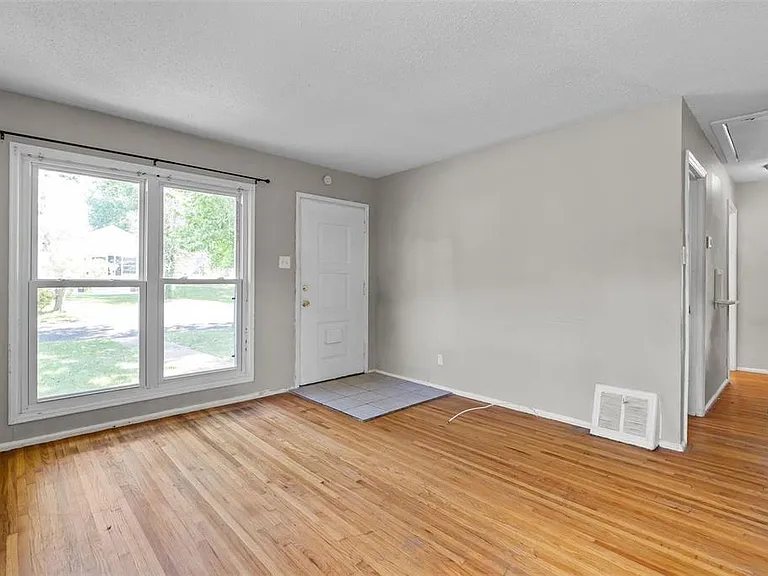 301 Estridge Rd — Photo 4