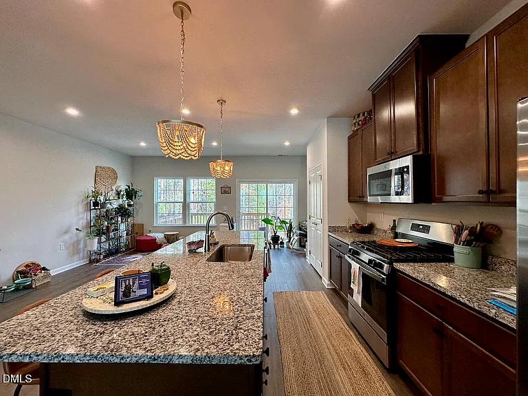 921 Romeria Dr — Photo 7