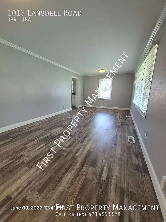 East Ridge 3 Bedroom 1 Bath Den/Dining Room Home With Detached 2 Car Garage Resident's Choice Sec... — Photo 3
