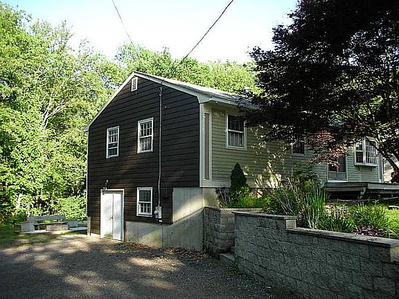 3rd image of 28 Maid Marion Ln