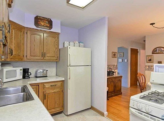 5th image of 81 Orchard Ave