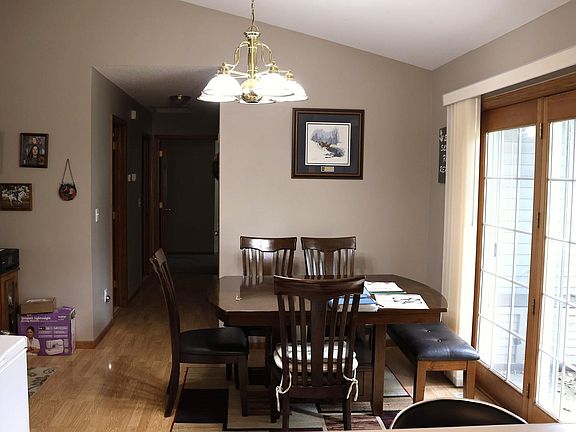 5th image of 425 2nd Ave NE