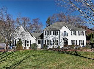 8 Merrill Ln, Cumberland, RI 02864