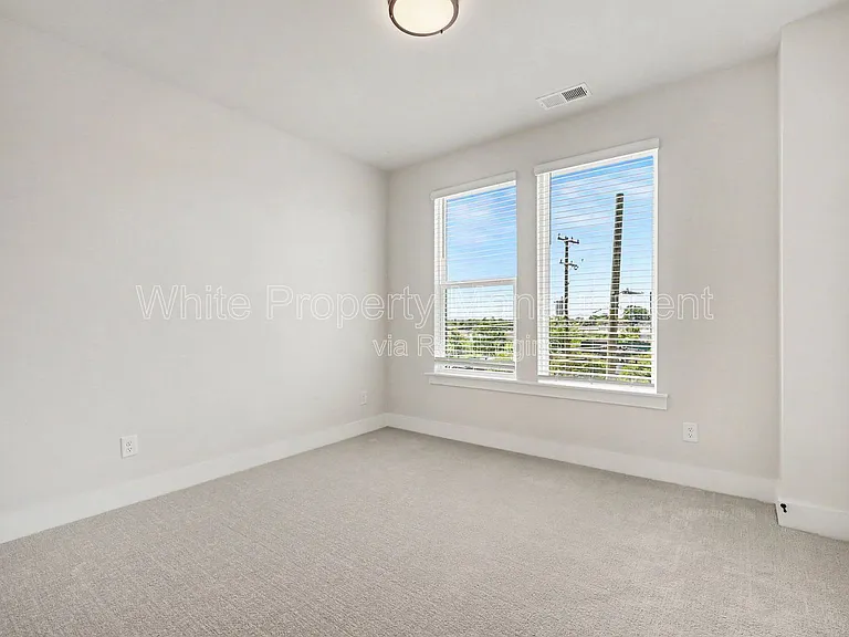 2146 N Graham St — Photo 14
