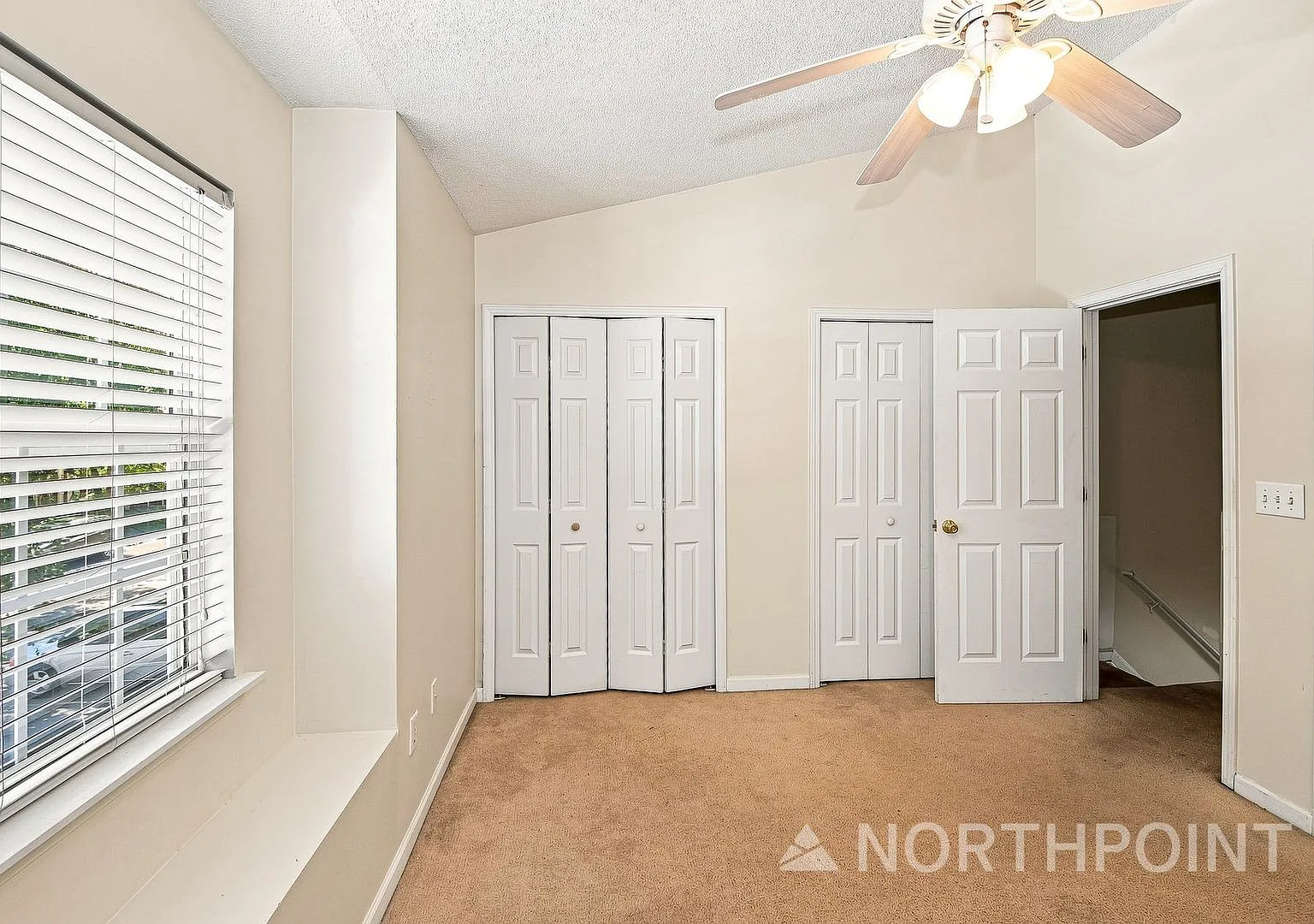 2 bedroom townhome-fully repainted — Photo 4