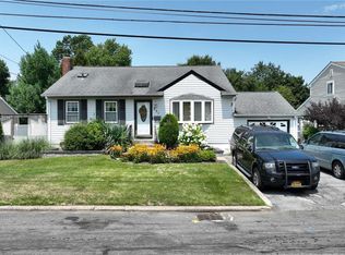 231 Tremont Rd, Lindenhurst, NY 11757