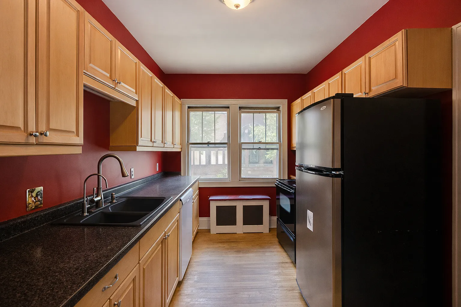 8 bed, 4236 sqft, $5,200 — Photo 4