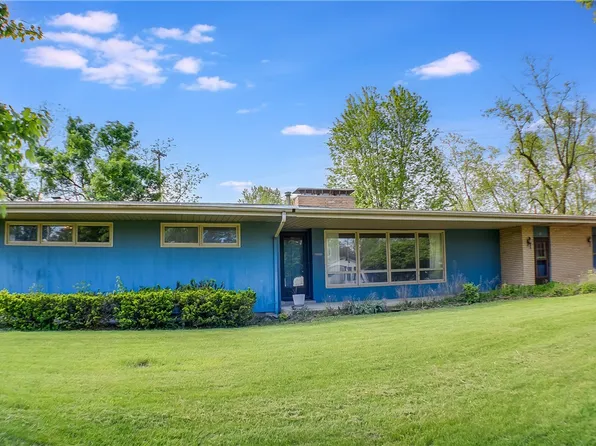 27 Heather Dr, Charleston, IL 61920