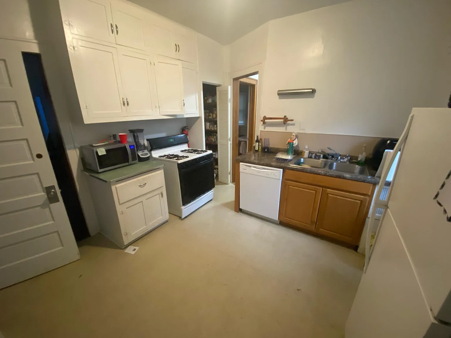 5 bed, 2400 sqft, $3,000 — Photo 2