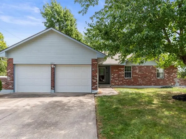 2407 S Owings St, Oak Grove, MO 64075
