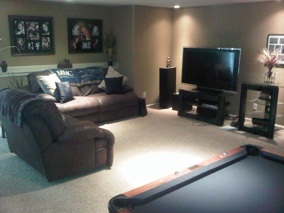 Entertainment Area w/ Walkout & Wet Bar