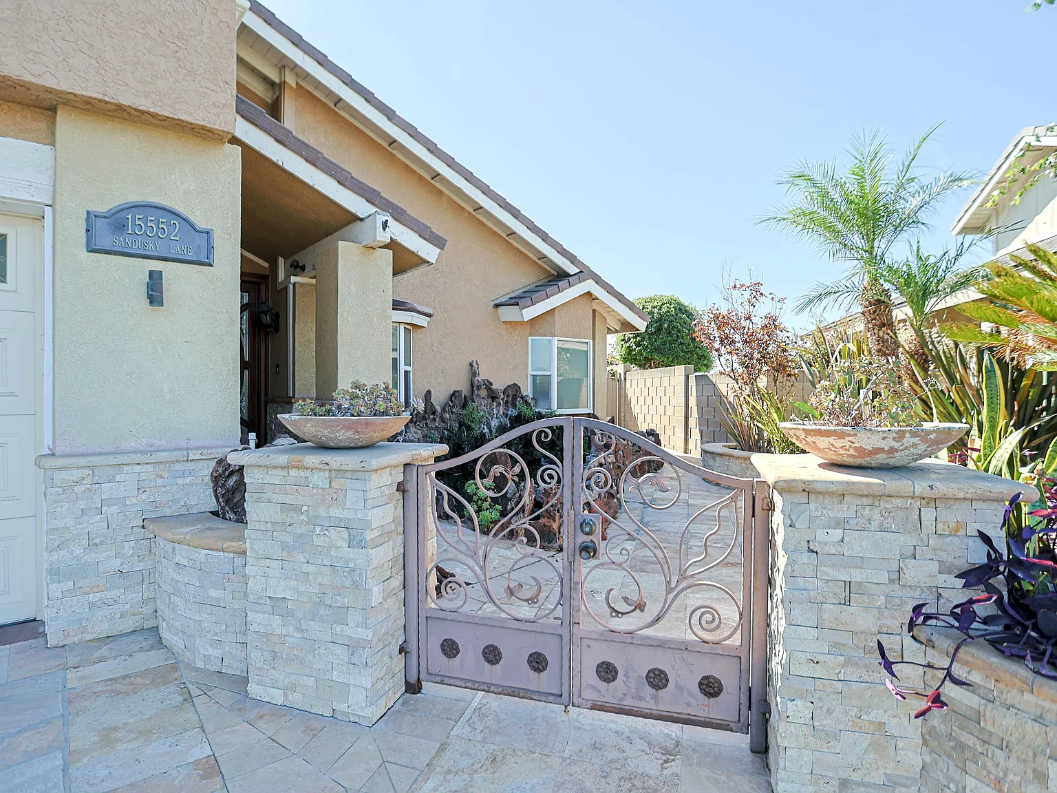 4 bed, 2.5 bath, 2454 sqft, $5,100 — Photo 3
