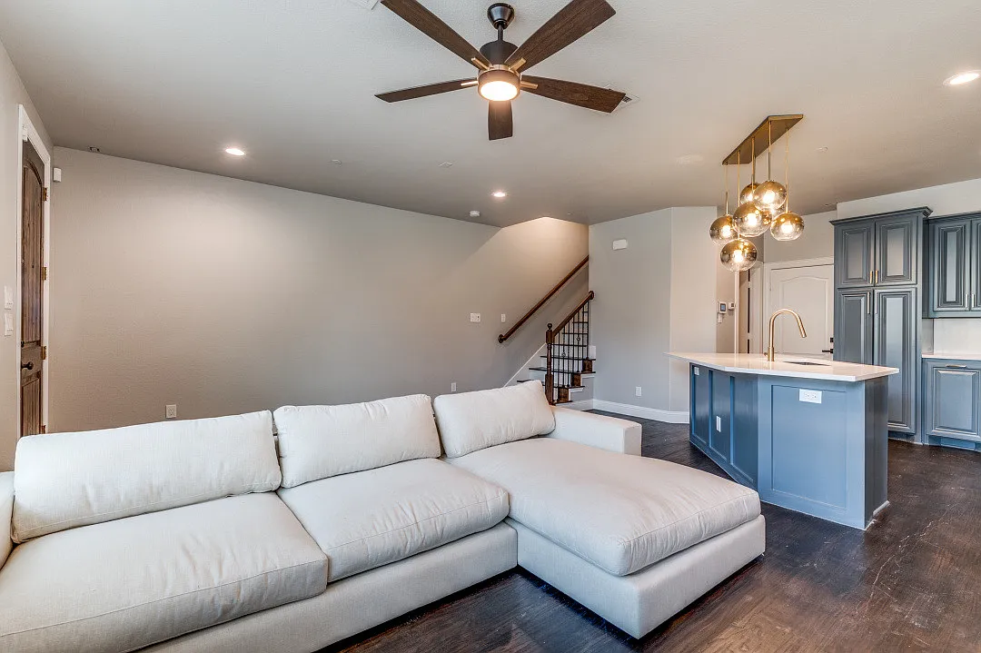 4 bed, 2039 sqft, $3,299 — Photo 4