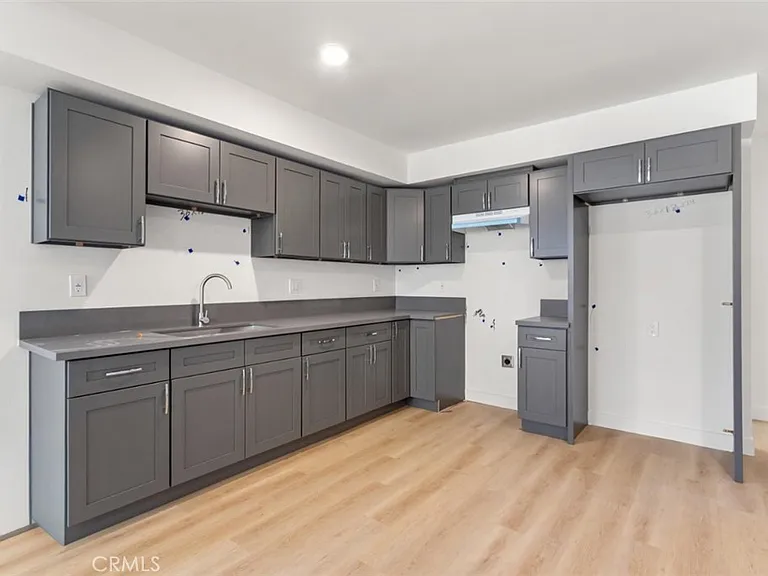 705 W 80th — Photo 28
