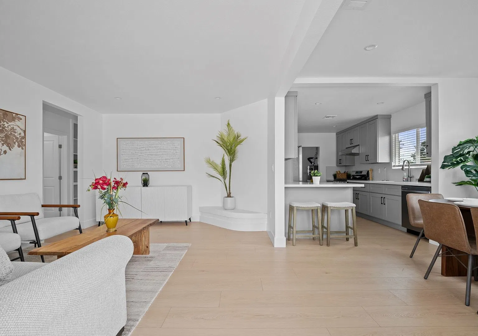 Showing Times: to schedule a viewing, please contact us — Photo 4