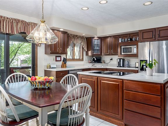 5th image of 1185 Airedale Dr