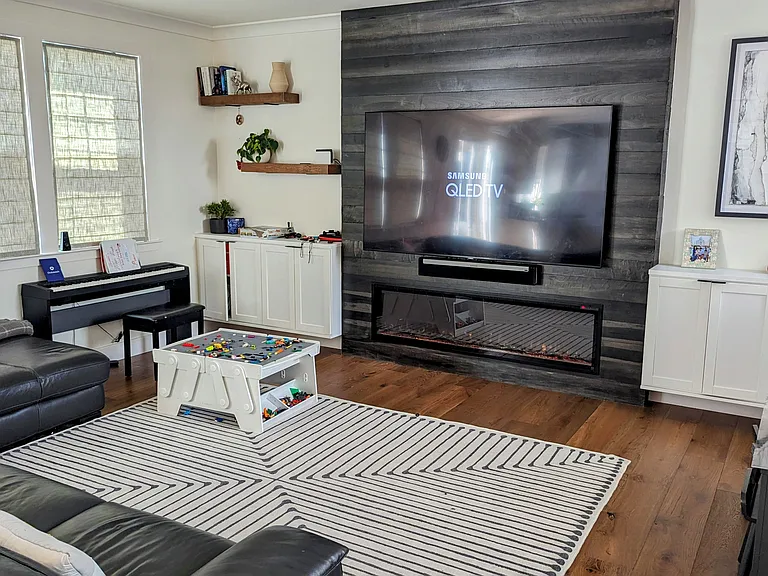 Family room with TV, Sonos playbar and fireplace