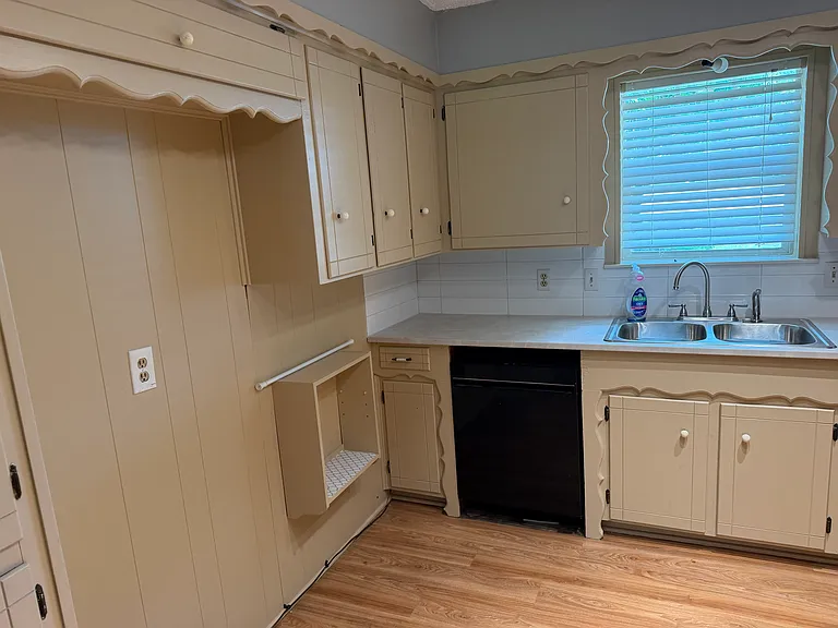 606 Laurence Dr — Photo 9