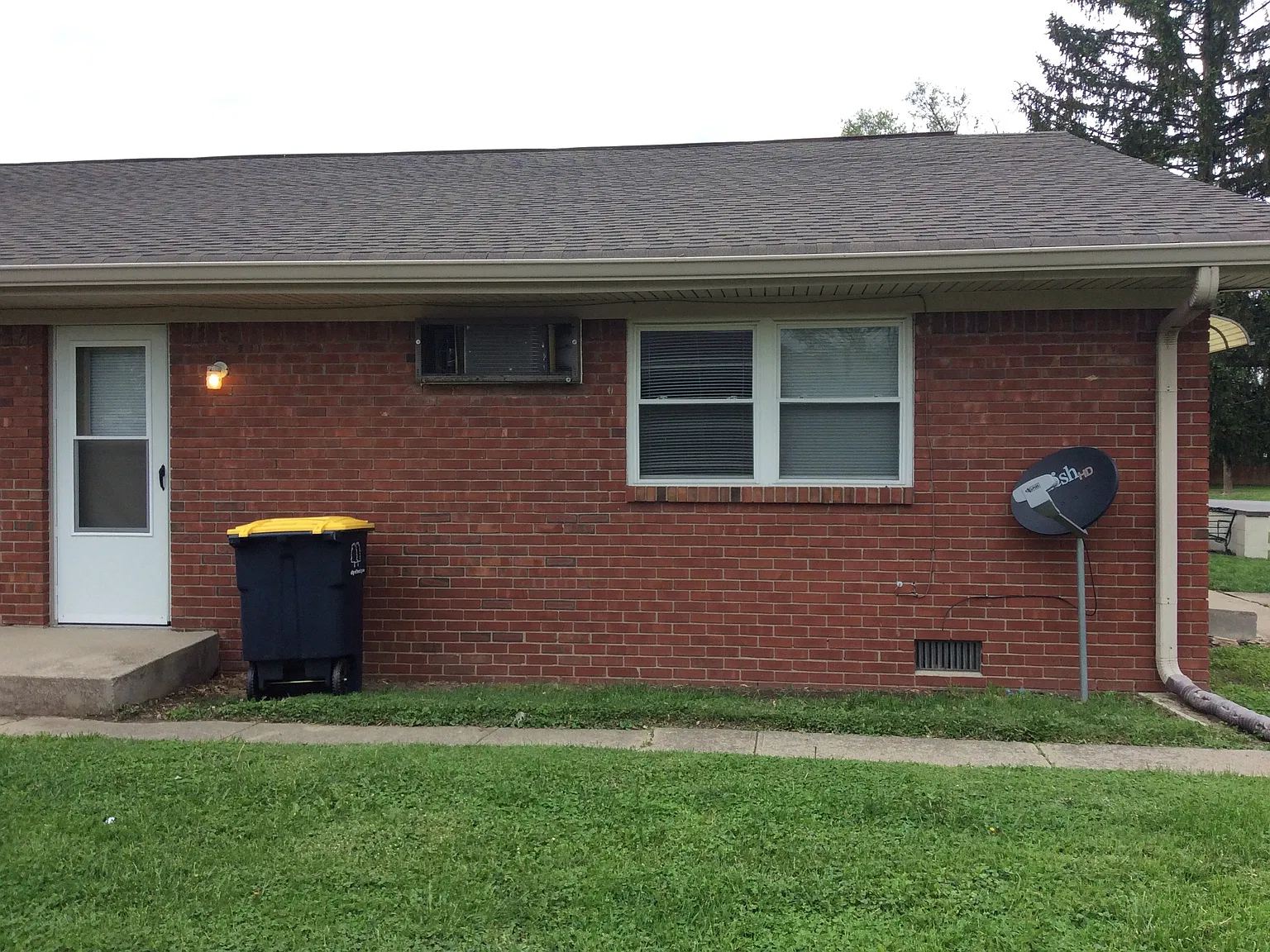 1 bed, 1.5 bath, 576 sqft, $1,000 — Photo 2