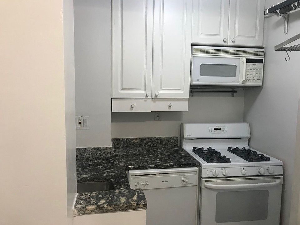1st image of 333 E 43rd St APT 101