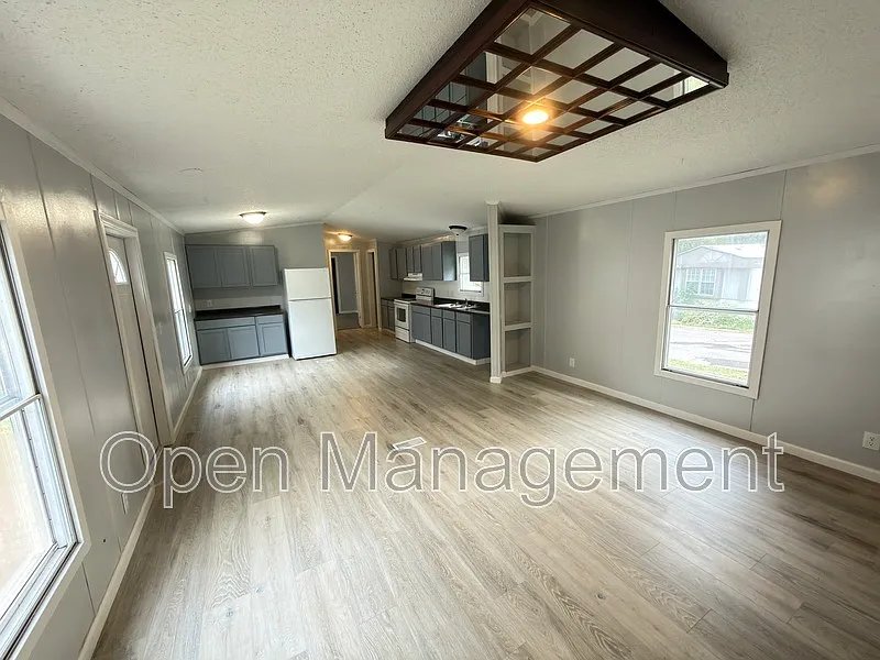 3 bed, 2.0 bath, 896 sqft, $929 — Photo 2