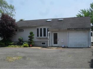 27 Forest Rd, Valley Stream, NY 11581