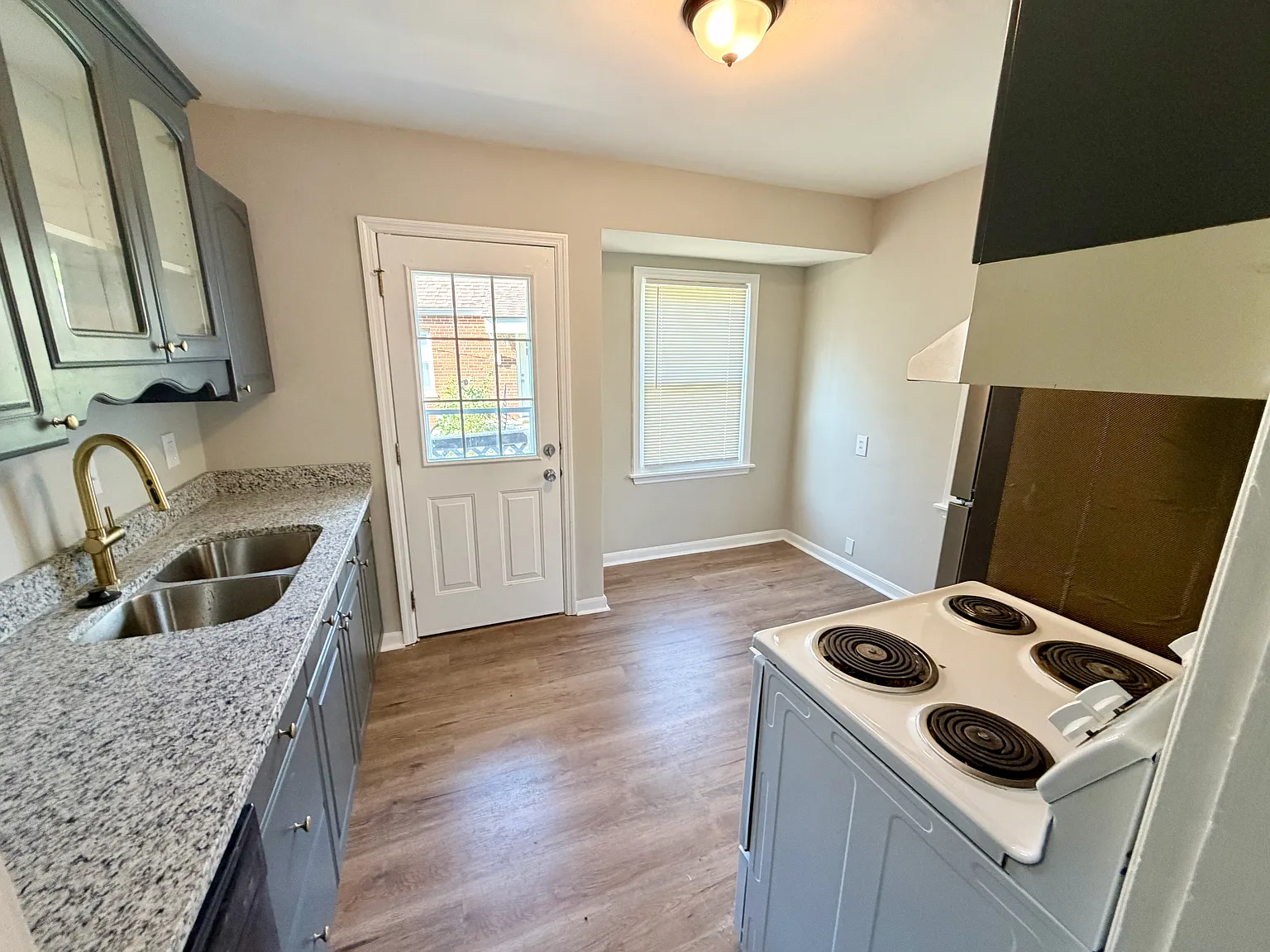 4 bed, 850 sqft, $2,200 — Photo 4