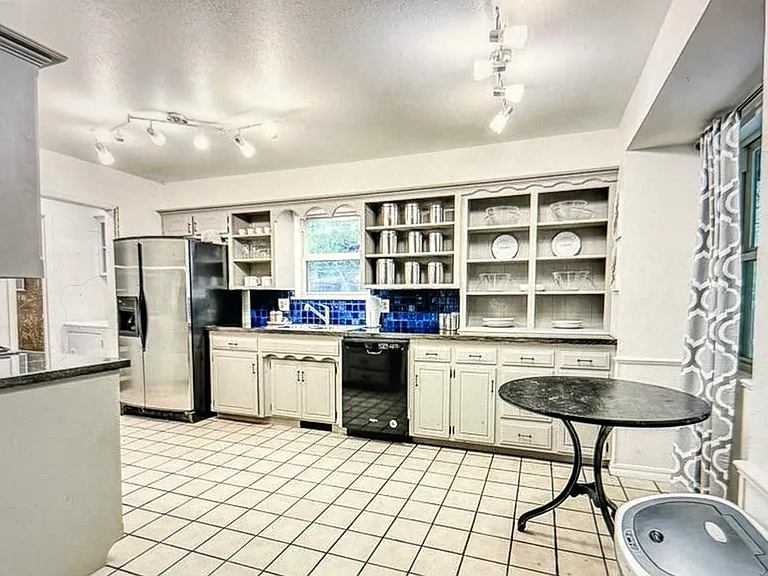 1024 Washington St — Photo 3