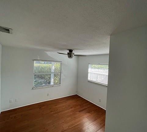 3rd image of 825 NE 10th Avenue