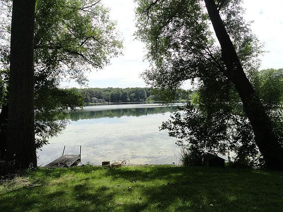 private lake view/access