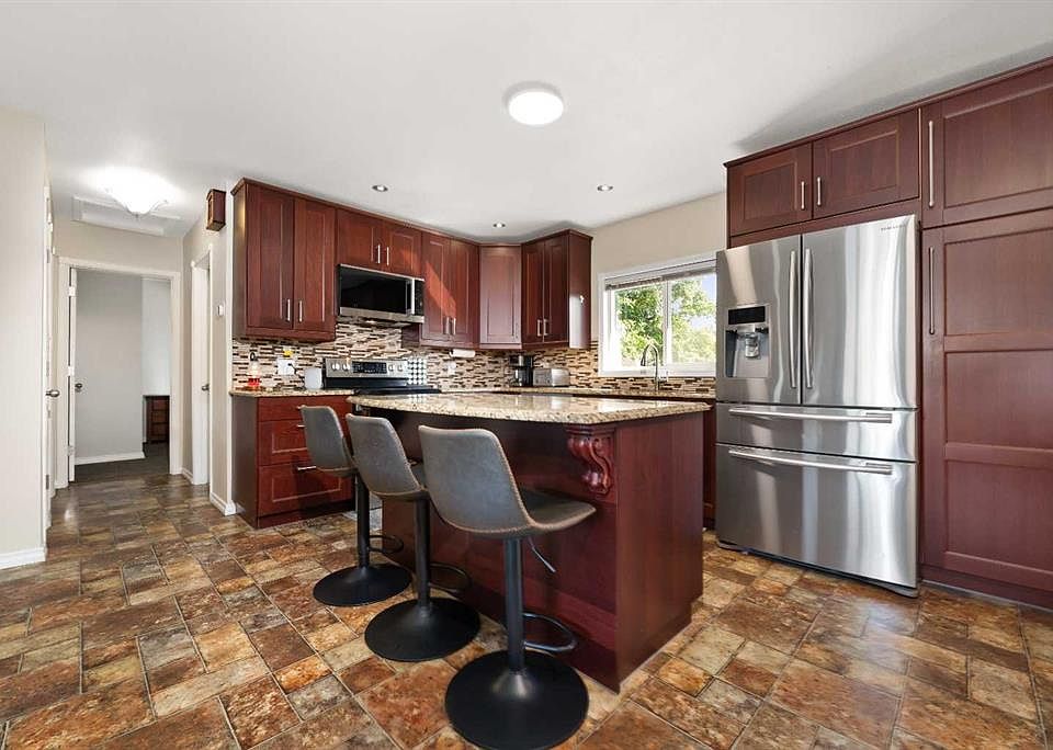 1st image of 33 3rd Ave E