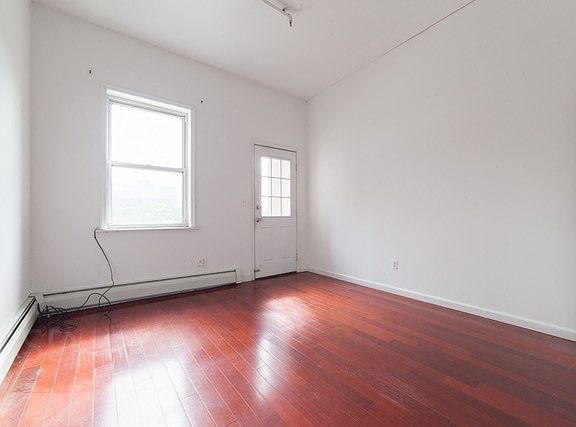 4th image of 222 Montrose Ave #2DIVE