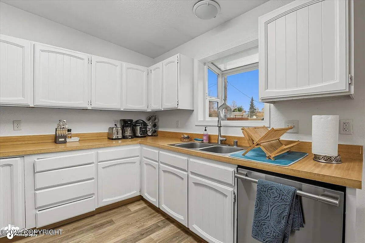 3 bed, 1.0 bath, 1214 sqft, $2,400 — Photo 2