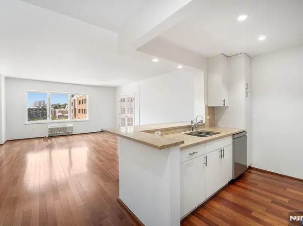 2305 City Pl, Edgewater, NJ 07020