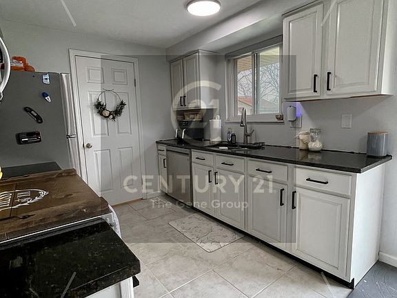3rd image of 5051 Bluffview Dr