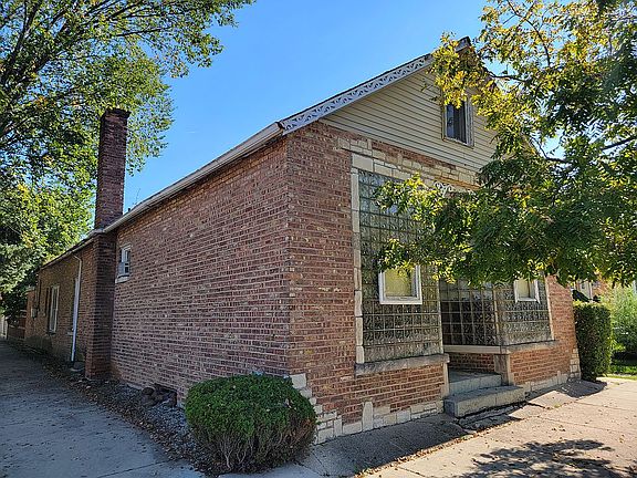 5th image of 3355 N Oketo Ave