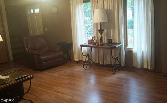 3rd image of 1374 Oxford Dr