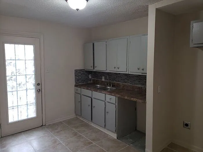 2066 Farrington St — Photo 6