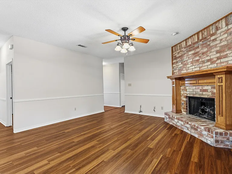 5106 Lee Hutson Ln — Photo 4
