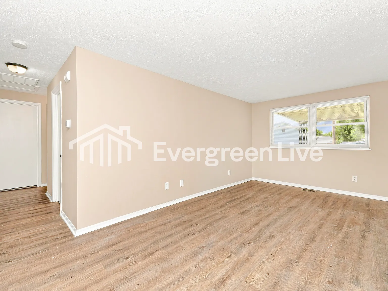 3 bed, 1.5 bath, 1160 sqft, $1,595 — Photo 3