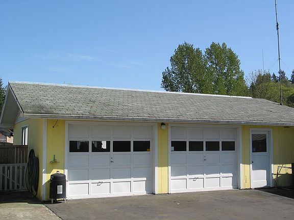 1000 sq ft Garage w/shop!