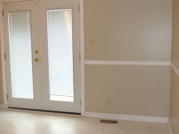 EATING AREA IN KITCHEN