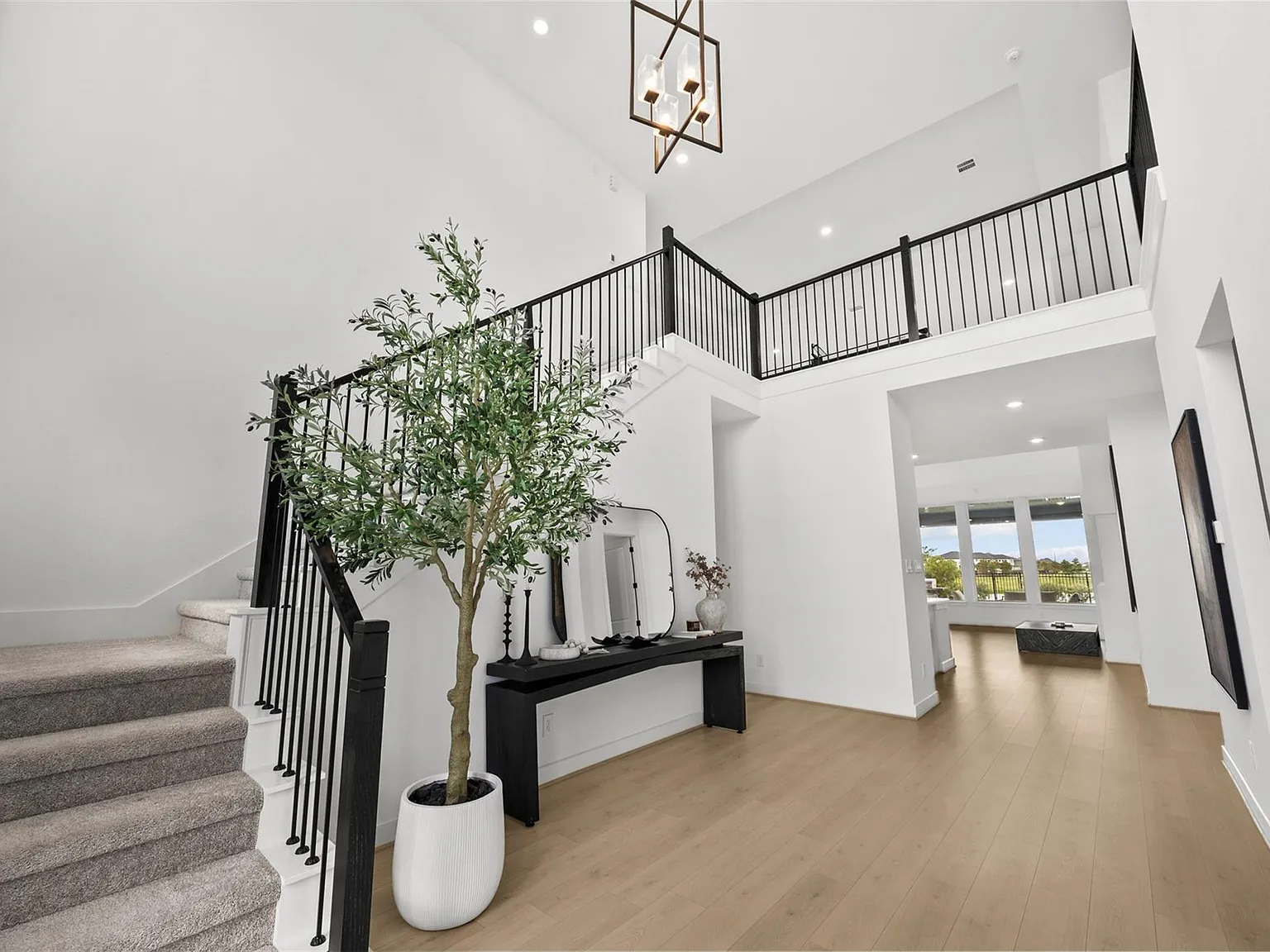 5 bed, 5.0 bath, 3721 sqft, $5,500 — Photo 3