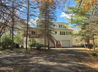 410 Canoebrook Dr, Lords Valley, PA 18428